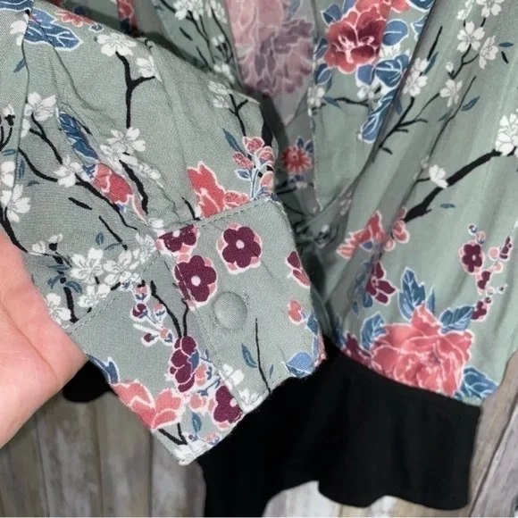 Gimmicks by Buckle Floral Open Bodysuit - Picture 4 of 5